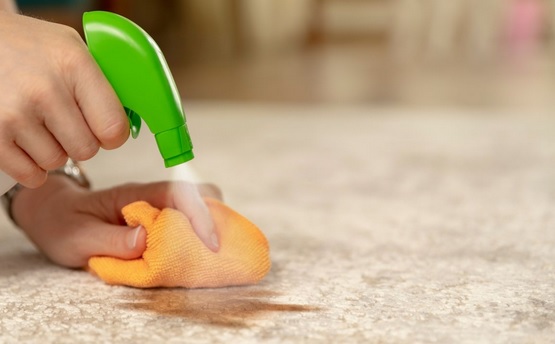 بهترین روش های تمیز کردن لکه های سس از روی فرش